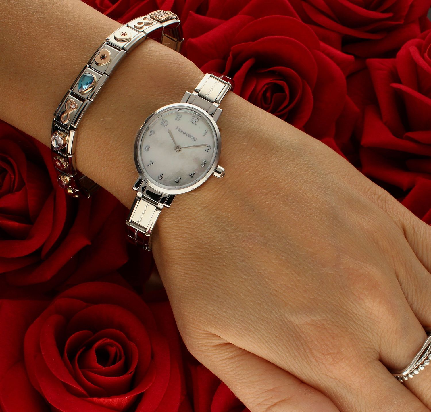 Nomination Link 9K Rose Gold kropla z błękitną cyrkonią z lewej strony 430605 006.png